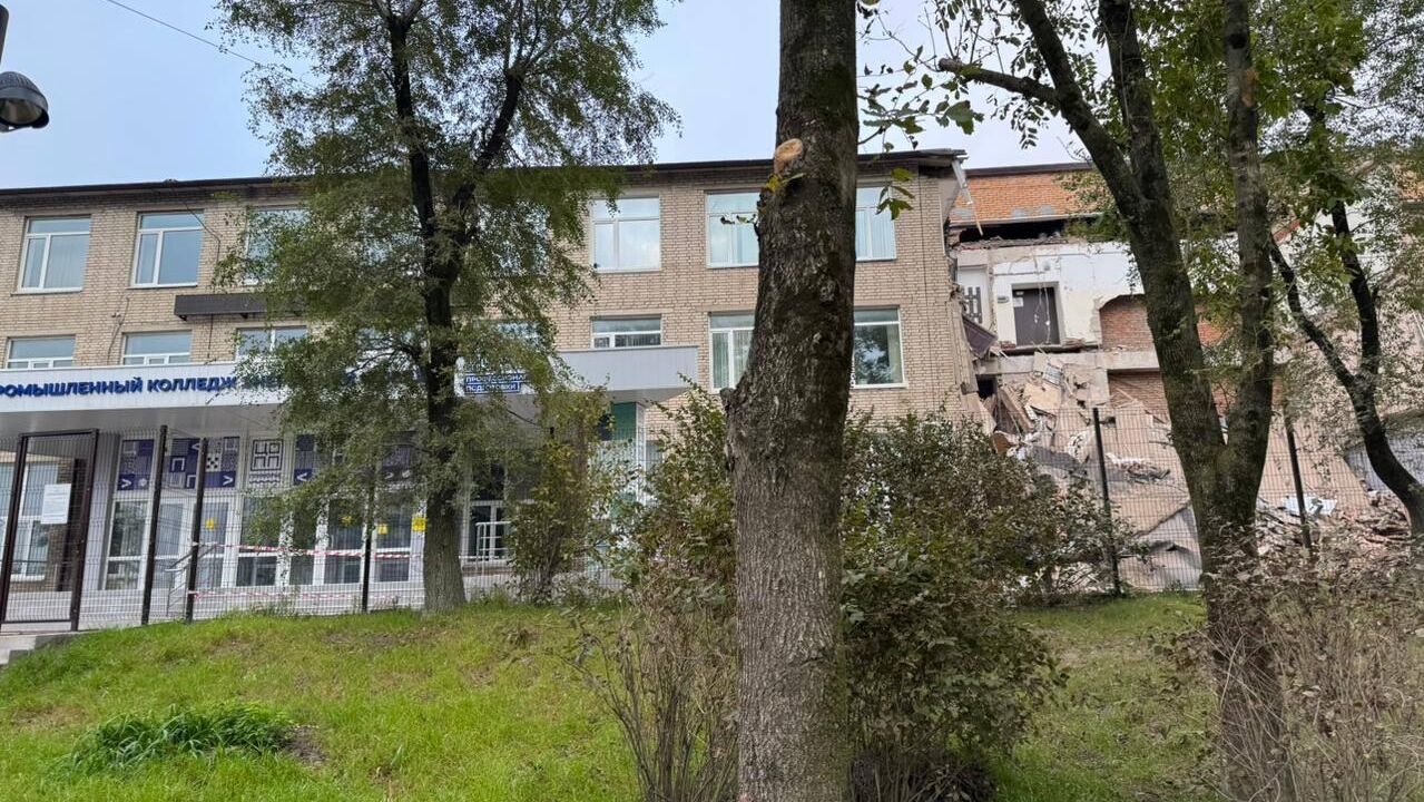 Обрушение здания энергетического колледжа во Владивостоке  - РИА Новости, 1920, 03.10.2025