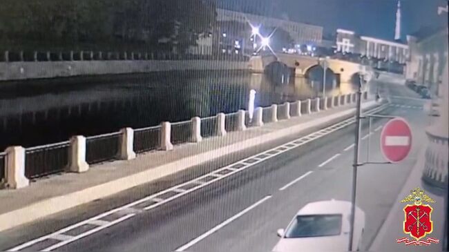 Момент вылета автомобиля в реку 