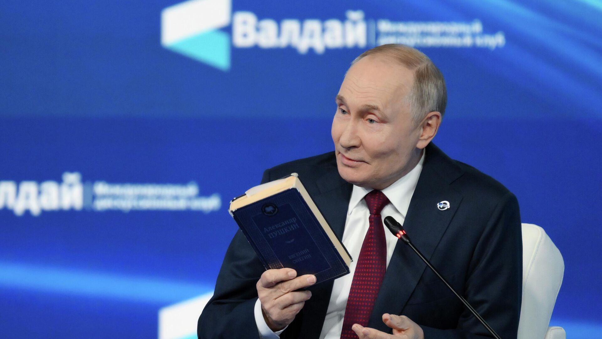 Бывший премьер-министр Степашин рассказал, что Путин много читает и любит книги