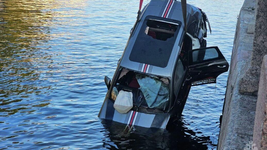 В Петербурге арестовали водителя упавшего в реку Porsche