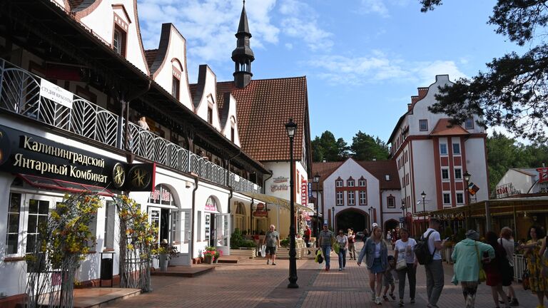 Отдыхающие на Центральной площади в Светлогорске Калининградской области