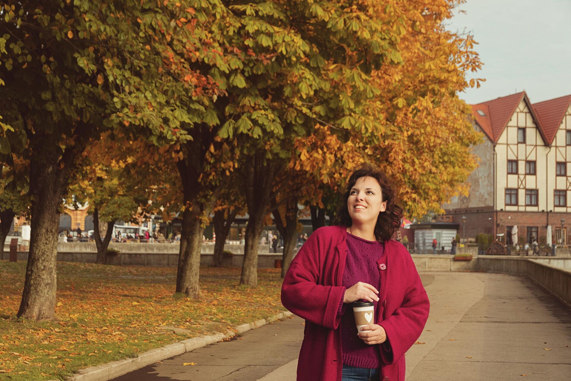 Девушка гуляет по Калининграду - РИА Новости, 1920, 08.10.2025