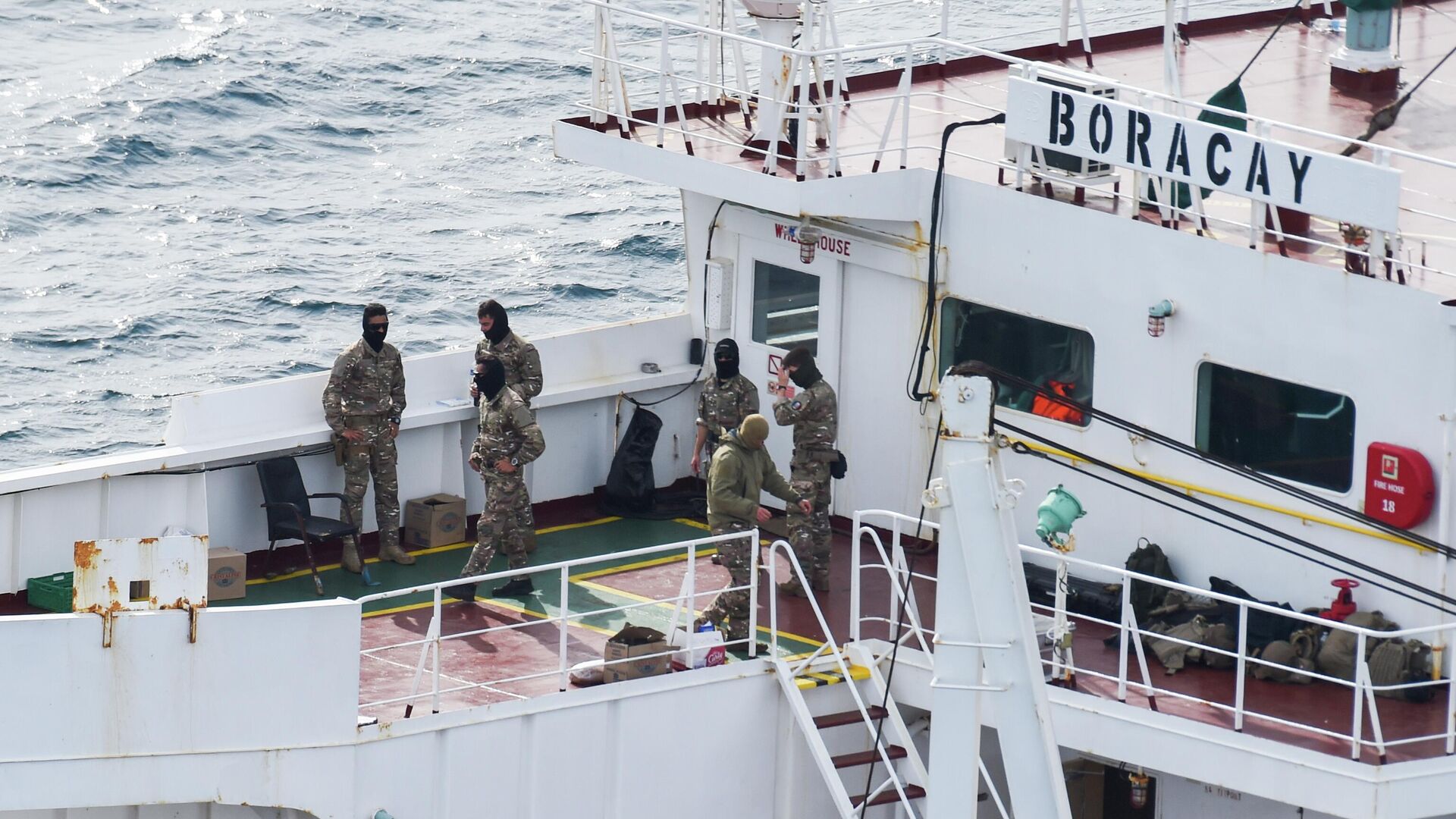 Военные на палубе танкера Boracay у берегов Сен-Назера