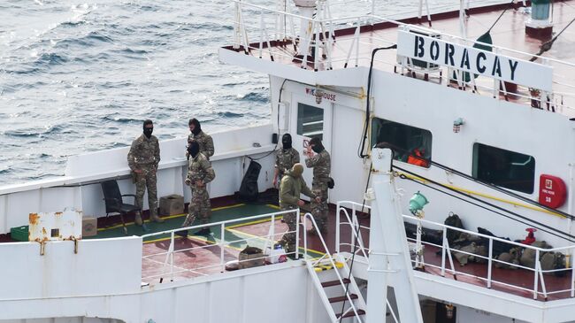 Военные на палубе танкера Boracay у берегов Сен-Назера