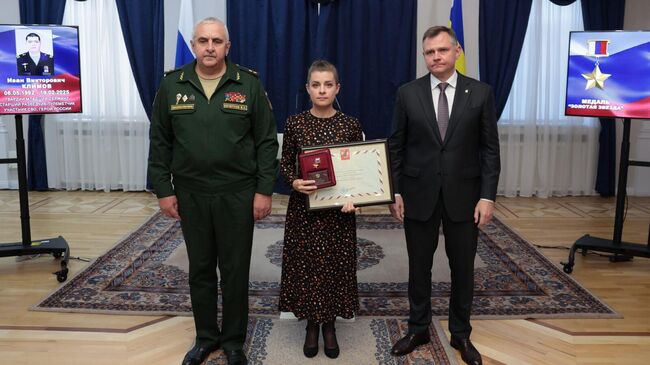 Губернатор Ростовской области Юрий Слюсарь передал золотую Звезду Героя России вдове погибшего на СВО Ивана Климова
