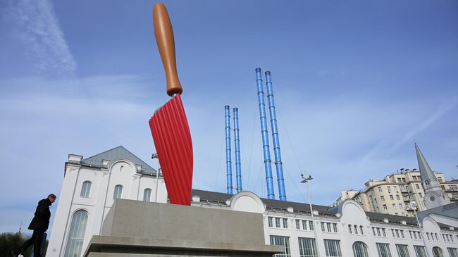 Новая скульптура Садовая лопатка на Болотной набережной у дома культуры ГЭС-2 в Москве Новая скульптура Садовая лопатка на Болотной набережной у дома культуры ГЭС-2 в Москве