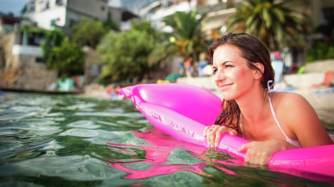 Девушка купается в море 