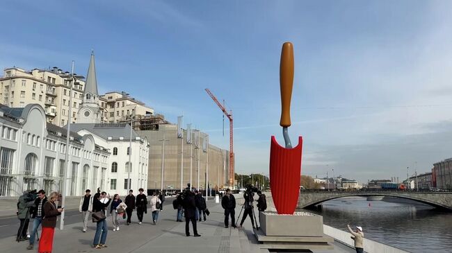 Скульптура Садовая лопатка на Болотной набережной в Москве