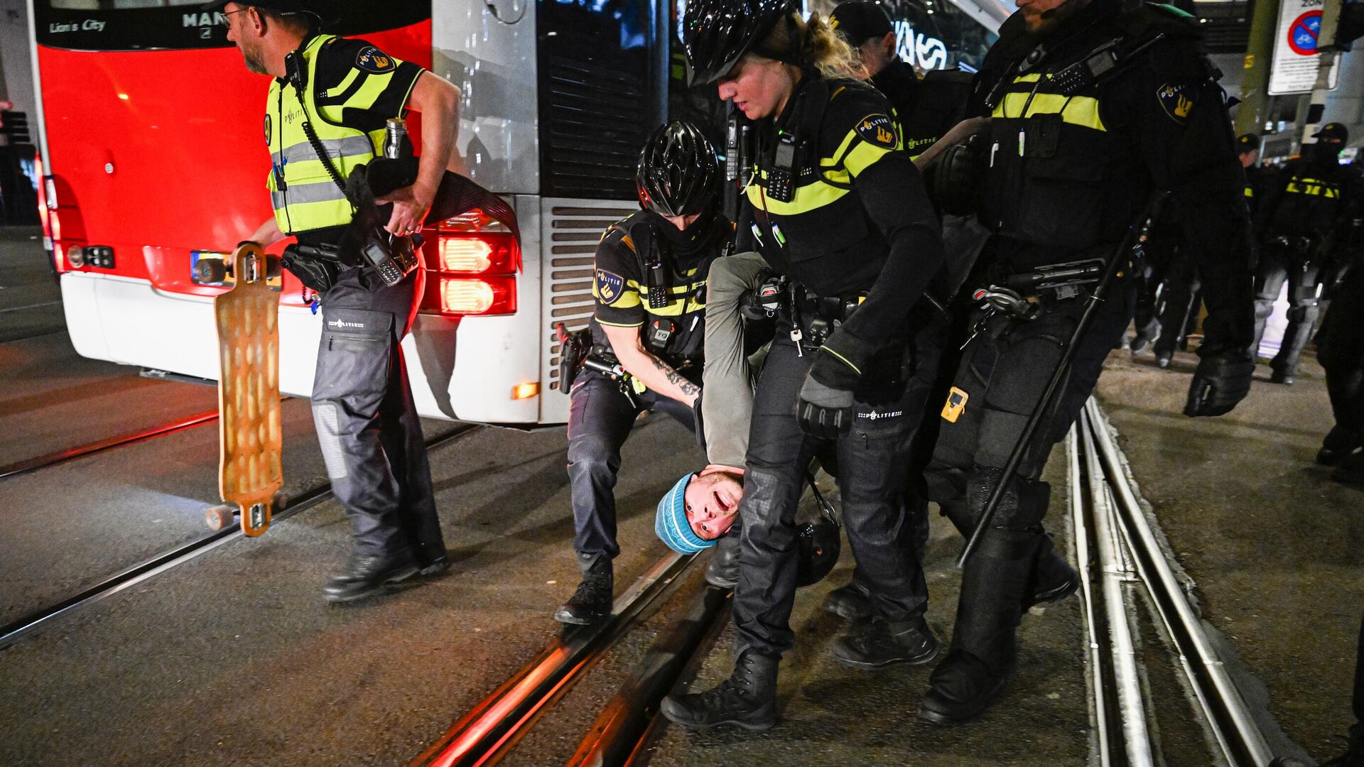 Полиция задерживает протестующего на пропалестинской демонстрации в Гааге. 2 октября 2025 Полиция задерживает протестующего на пропалестинской демонстрации в Гааге. 2 октября 2025 - РИА Новости, 1920, 03.10.2025