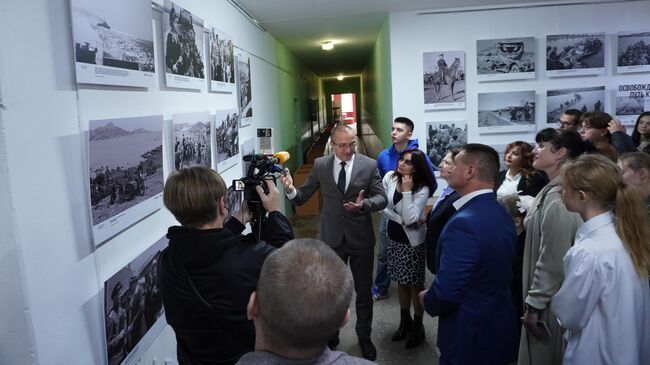 Заместитель начальника Управления проектов в области образования и социальной сфере медиагруппы Россия сегодня Геннадий Клюшкин проводит экскурсию по музейно-выставочному пространству Путь освобождения Заместитель начальника Управления проектов в области образования и социальной сфере медиагруппы Россия сегодня Геннадий Клюшкин проводит экскурсию по музейно-выставочному пространству Путь освобождения