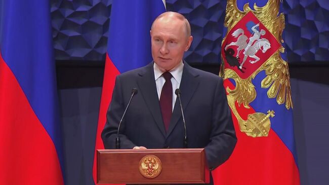 Владимир Путин выступает на церемонии награждения госнаградами наставников и учителей участников СВО