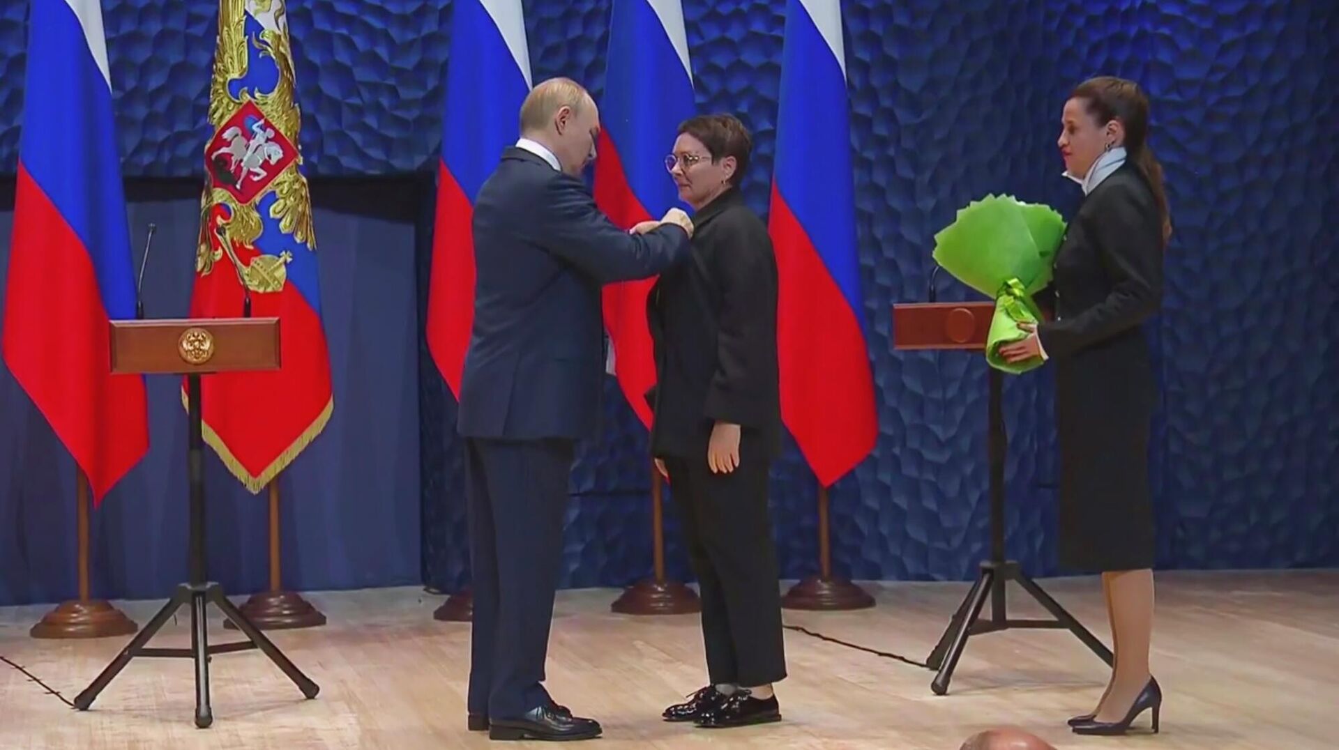 Владимир Путин выступает на церемонии награждения госнаградами наставников и учителей участников СВО