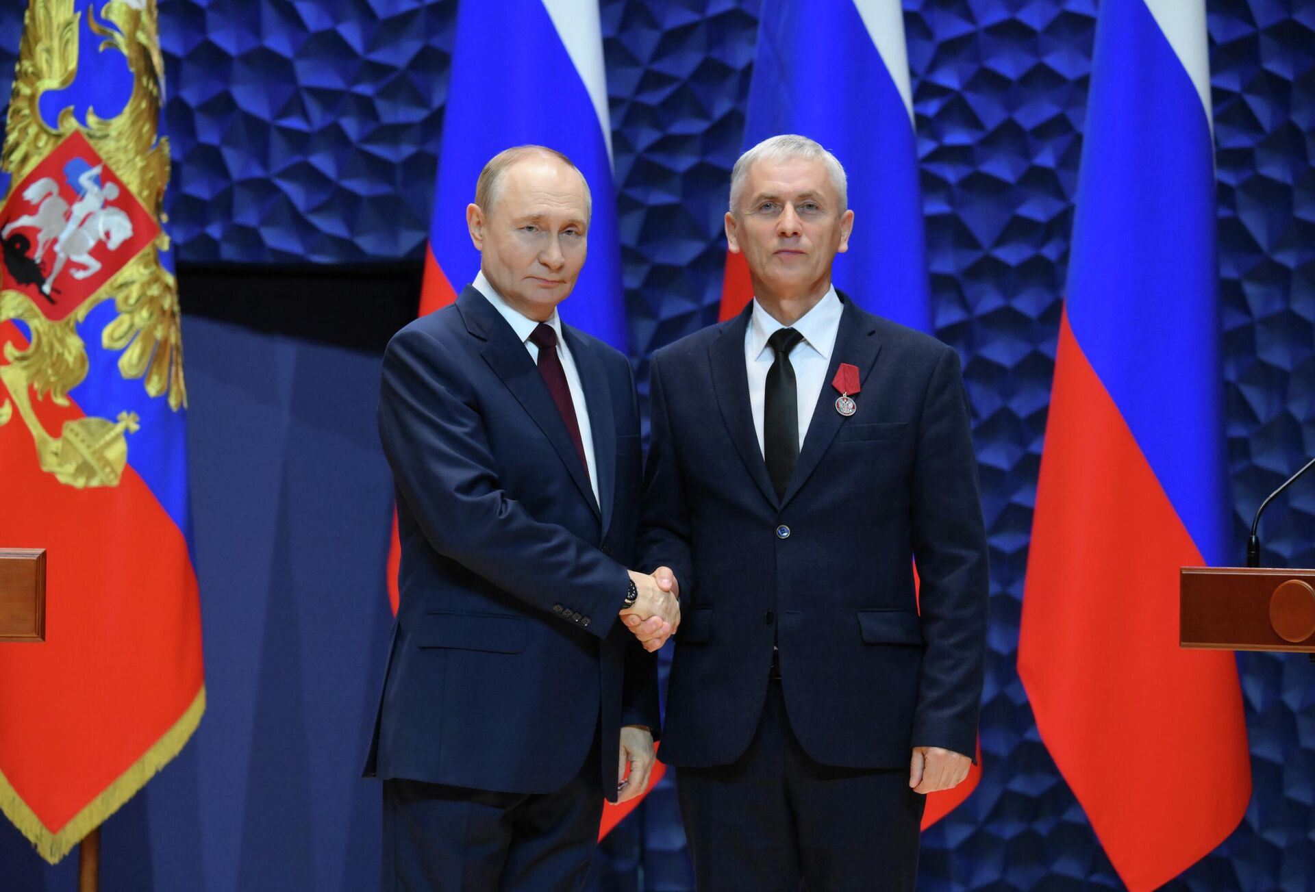 Президент РФ Владимир Путин и учитель Ильинской средней общеобразовательной школы имени Героя Советского Союза В. И. Королева (Тюменская область) Олег Плесовских