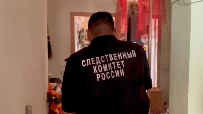 Работа СК РФ на месте обнаружения тел женщины и ребенка в квартире в Якутске