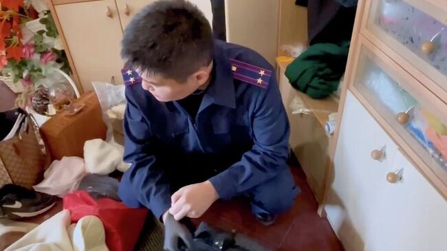Работа СК на месте обнаружения тел женщины и ребенка в квартире в Якутске