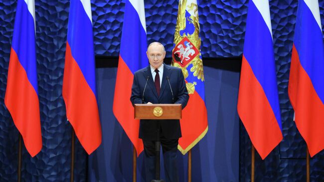 Президент РФ Владимир Путин выступает на церемонии вручения госнаград наставникам и учителям участников СВО в новом концертном центре в Сириусе. 3 октября 2025