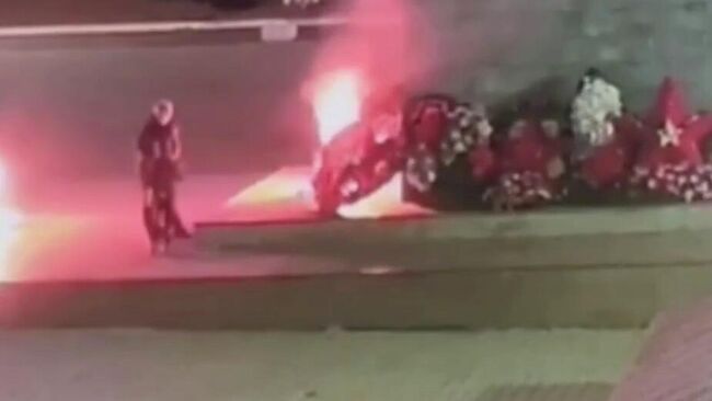 Подростки подожгли венки на мемориале Славы в Кировграде