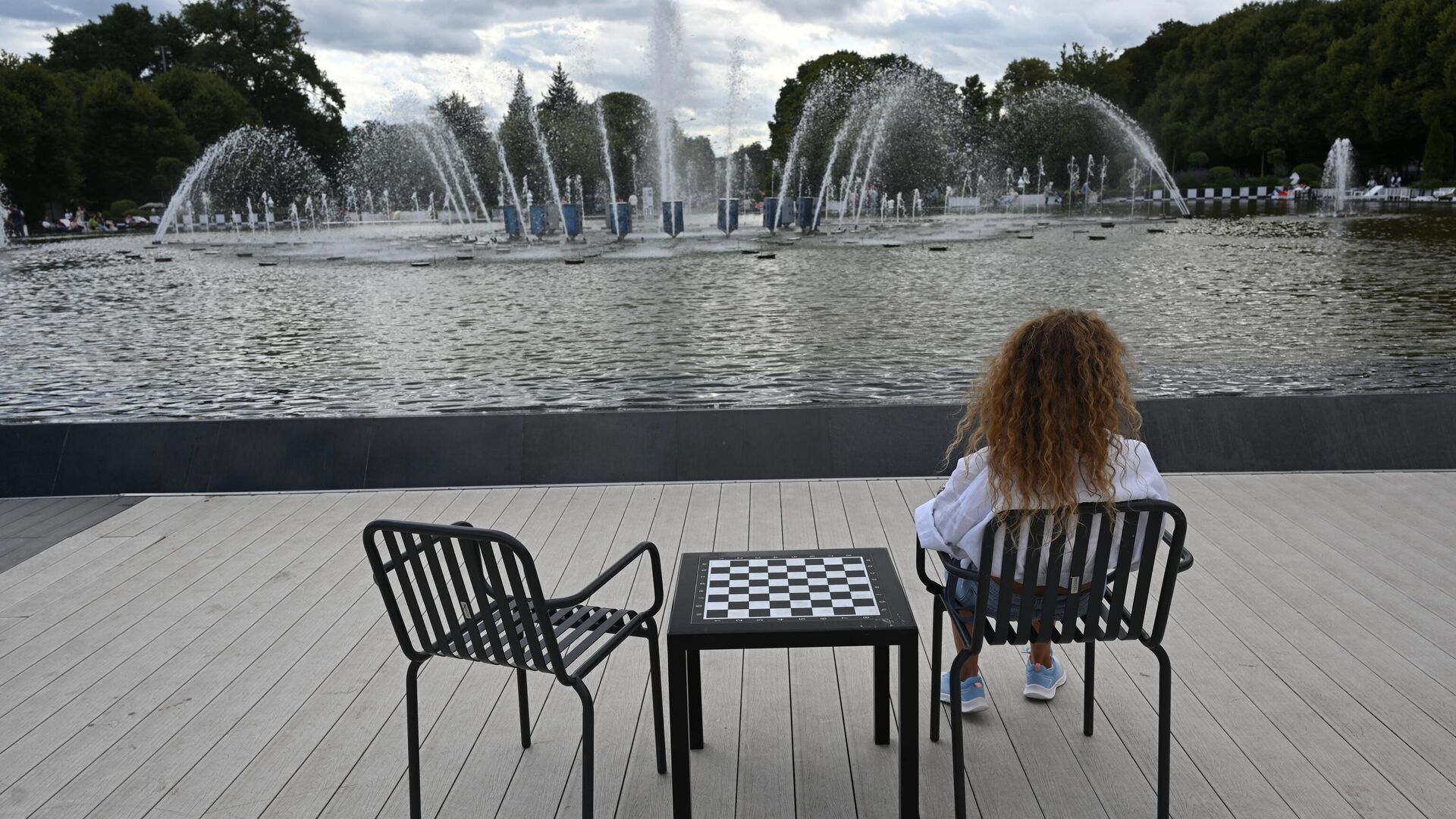 Девушка отдыхает в Центральном парке культуры и отдыха имени М. Горького в Москве - РИА Новости, 1920, 07.10.2025