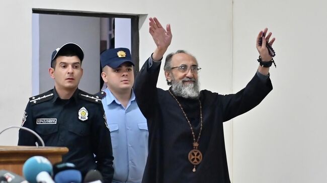 Глава Ширакской епархии Армянской апостольской церкви, архиепископ Микаэл Аджапахян во время оглашения приговора в зале суда в Ереване
