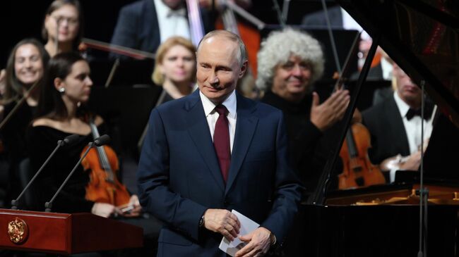 Президент РФ Владимир Путин посещает новый концертный центр в Сириусе Президент РФ Владимир Путин посещает новый концертный центр в Сириусе