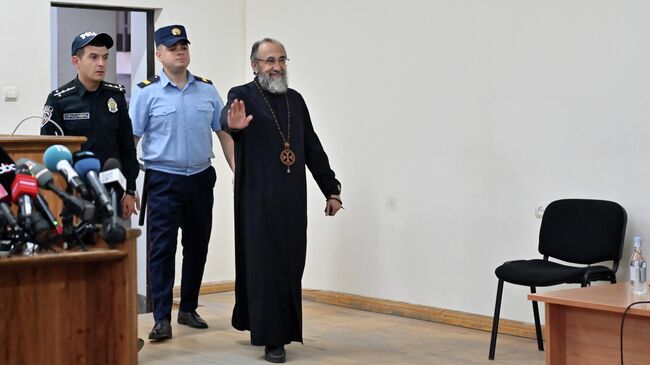 Архиепископ Микаэл Аджапахян в зале суда Архиепископ Микаэл Аджапахян в зале суда