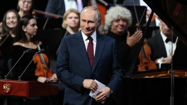 Путин в новом концертном центре Сириус