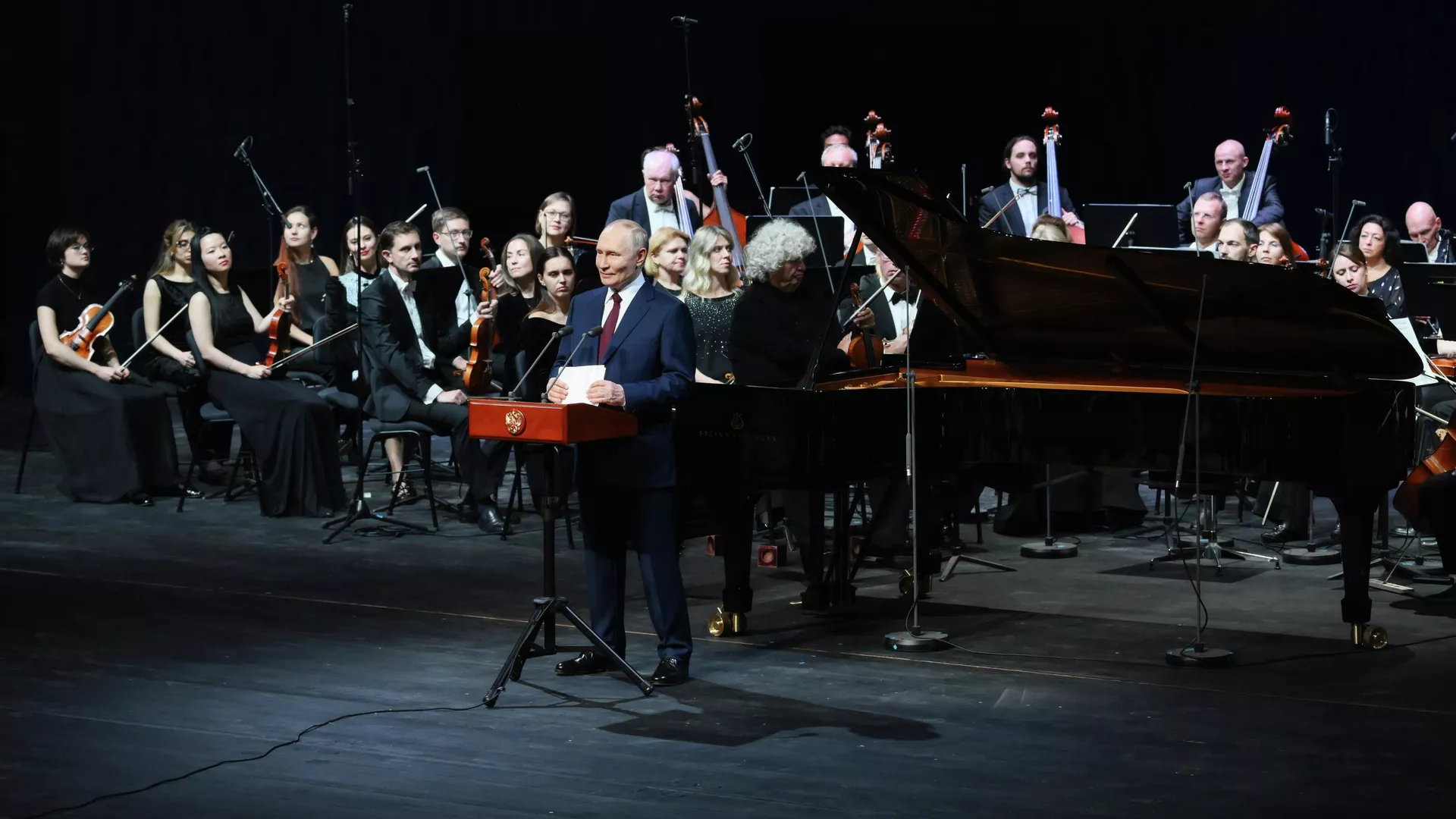 Президент РФ Владимир Путин посещает новый концертный центр в Сириусе. 3 октября 2025