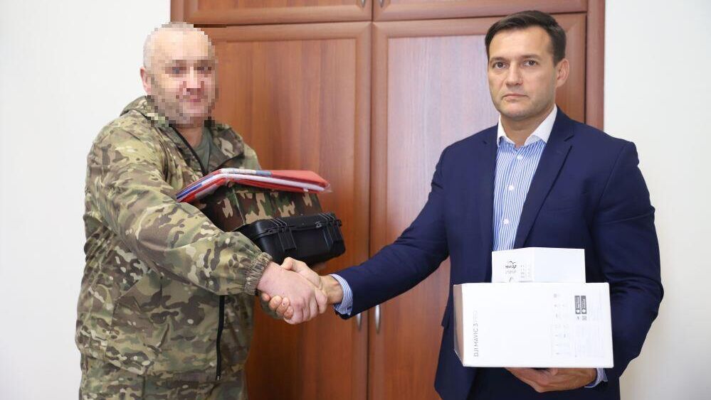 Власти Орловской области передали бойцам СВО посылку с квадрокоптером, детектором дронов и монитором для дронов - РИА Новости, 1920, 03.10.2025