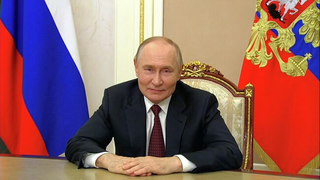 Ваш труд пользуется заслуженным уважением. Путин поздравил педагогов с праздником