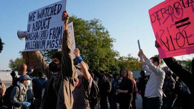 Протестующие у центра задержания нелегальных мигрантов