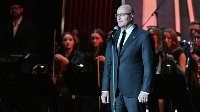 Заместитель председателя правительства РФ Дмитрий Чернышенко во время торжественной церемонии вручении премии Учитель года в рамках концерта в честь Дня учителя в Государственном Кремлёвском дворце в Москве Заместитель председателя правительства РФ Дмитрий Чернышенко во время торжественной церемонии вручении премии Учитель года в рамках концерта в честь Дня учителя в Государственном Кремлёвском дворце в Москве