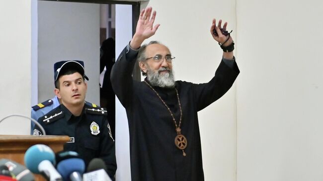 Глава Ширакской епархии Армянской апостольской церкви, архиепископ Микаэл Аджапахян во время оглашения приговора в зале суда в Ереване