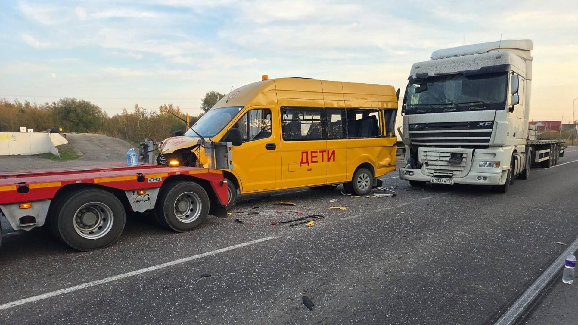 На месте ДТП с участием двух большегрузов и пассажирского автобуса с детьми в Дальнереченске. 4 октября 2025 - РИА Новости, 1920, 04.10.2025
