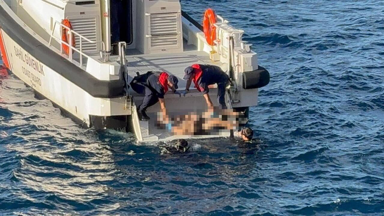 Сотрудники береговой охраны Турции достают тело мужчины из воды у берегов Антальи - РИА Новости, 1920, 04.10.2025