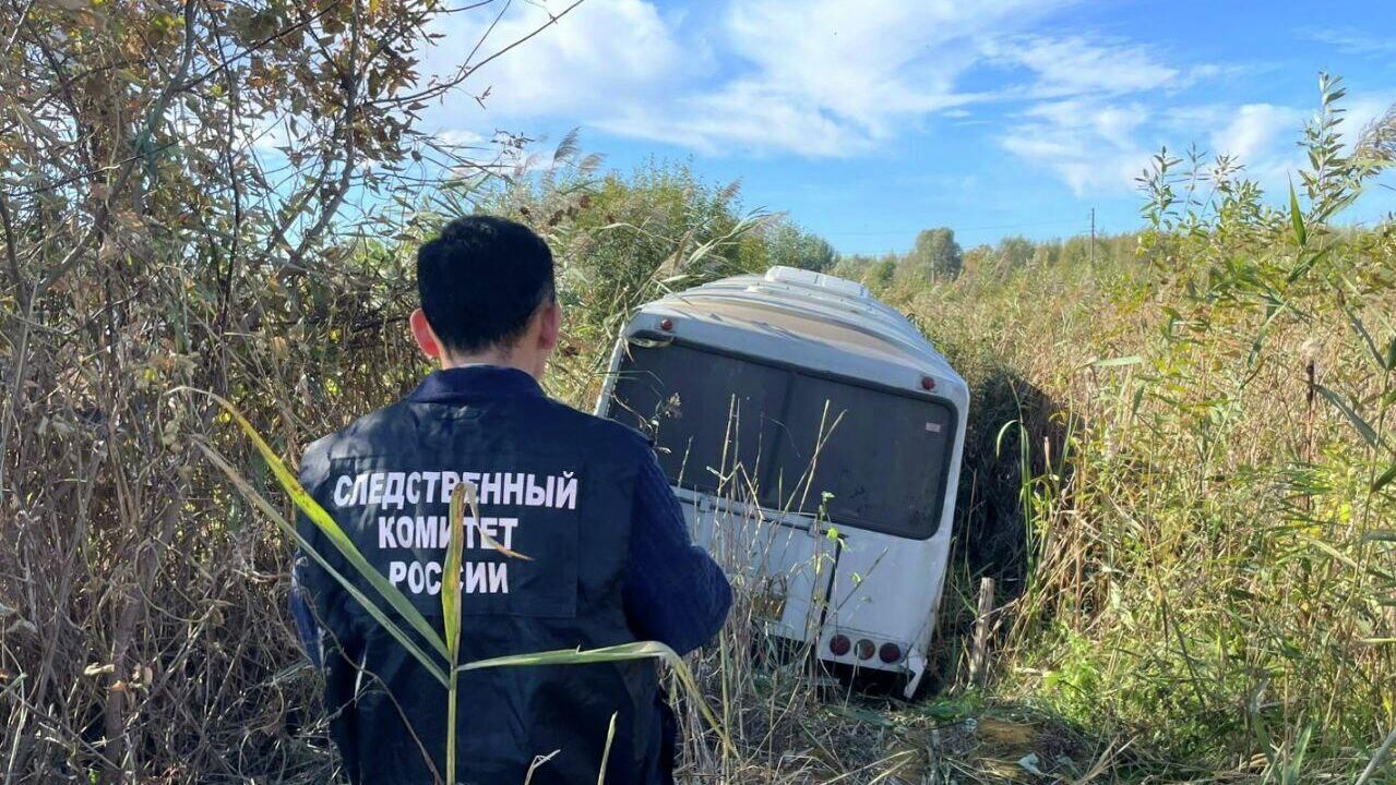 Сотрудник СК на мете ДТП с участием рейсового автобуса в Тамбовской области. 4 октября 2025 - РИА Новости, 1920, 04.10.2025