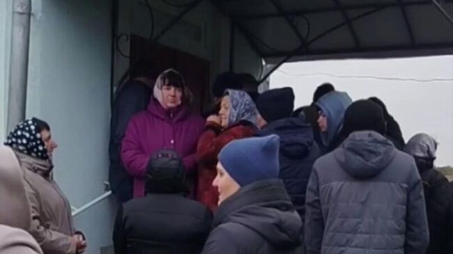 Сторонники ПЦУ силой захватили храм УПЦ в селе Миньковцы Ровненской области Украины. Кадр видео из соцсетей