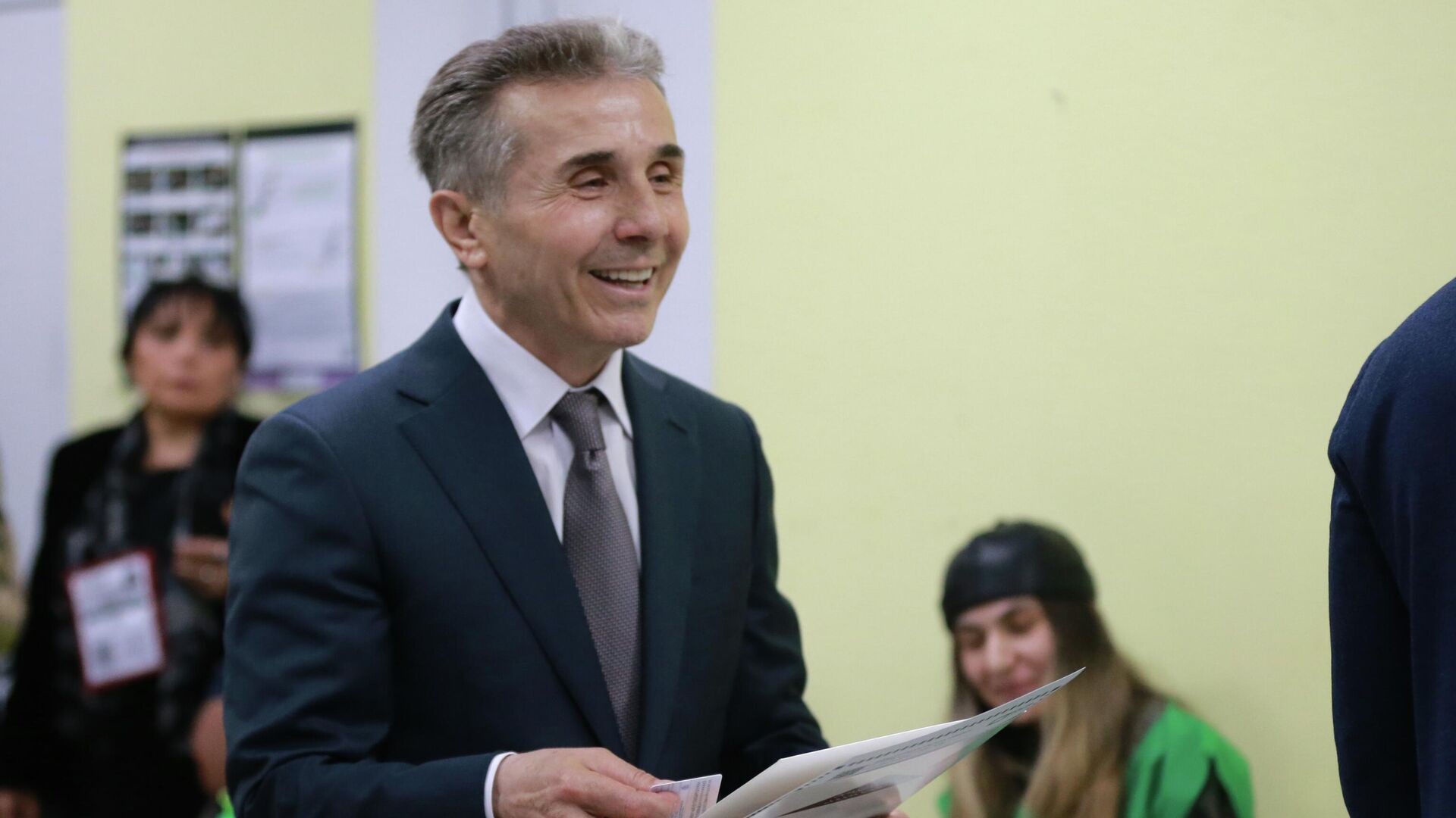 Основатель и почетный председатель Грузинской мечты Бидзина Иванишвили голосует на местных выборах в Тбилиси - РИА Новости, 1920, 04.10.2025