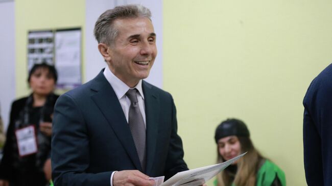 Основатель и почетный председатель Грузинской мечты Бидзина Иванишвили голосует на местных выборах в Тбилиси