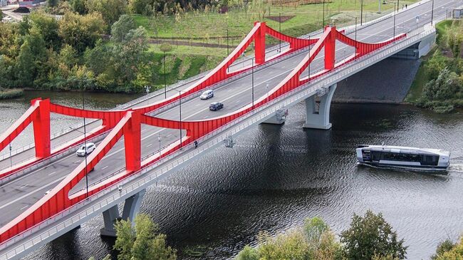 Новый мост через Москву-реку рядом с Национальным космическим центром Новый мост через Москву-реку рядом с Национальным космическим центром