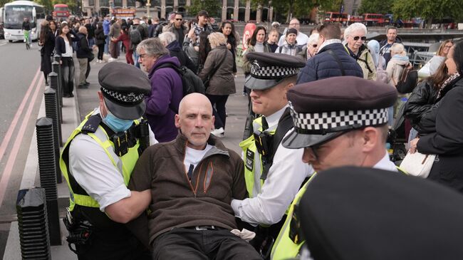 Полиция разгоняет протестующих на митинге в поддержку запрещенной группы Palestine Action в Лондоне