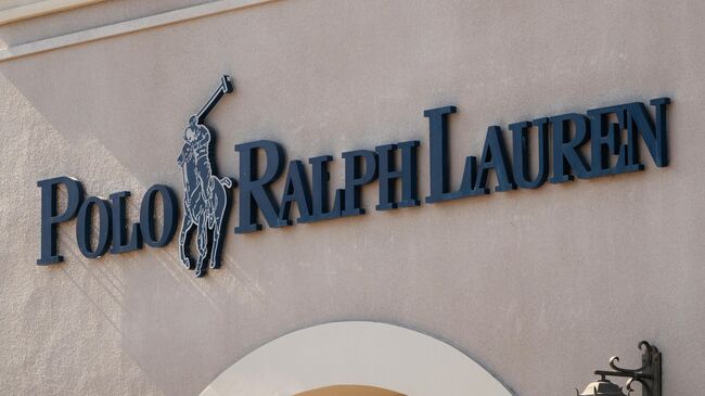 Логотип Polo Ralph Lauren на вывеске магазина