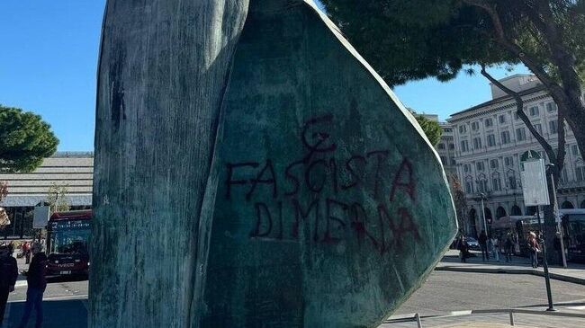 Вандалы осквернили статую папы Иоанна Павла II в Риме 