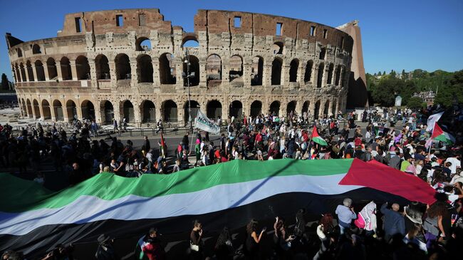 Участники шествия в поддержку Палестины в центре Рима, Италия
