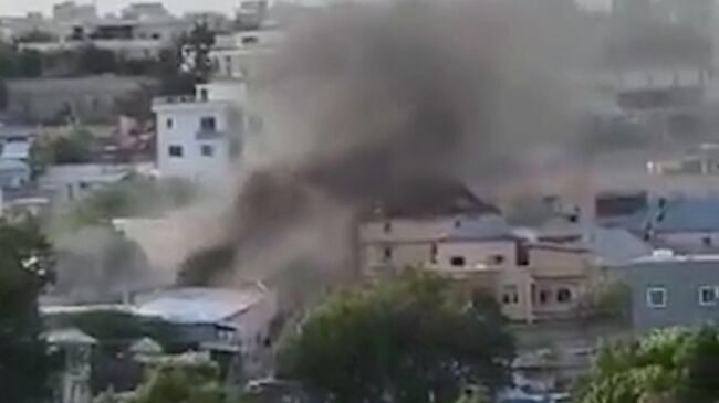 Мощный взрыв и стрельба в тюрьме рядом с президентским дворцом в Могадишо