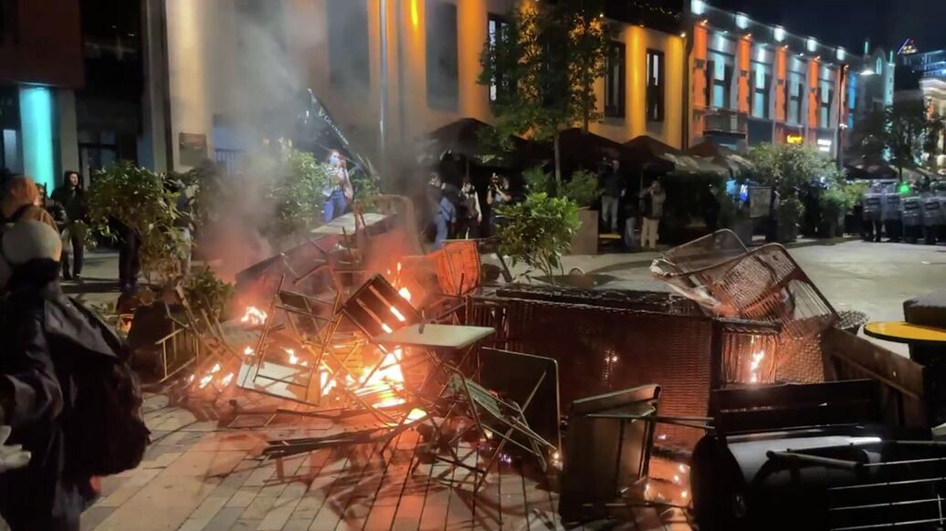 В Тбилиси митингующие подожгли ограждения для защиты от спецназа