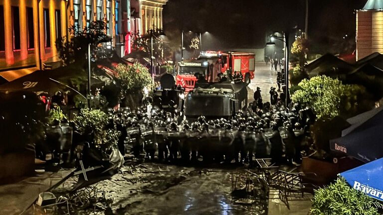 Стычки участников митинга оппозиции с полицией в Тбилиси
