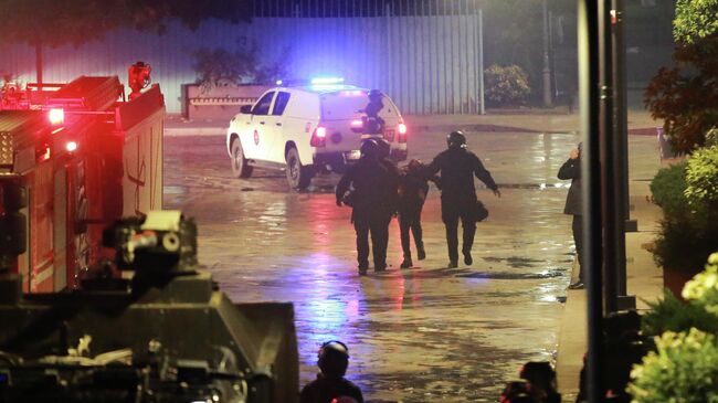 Сотрудники полиции задерживают протестующего во время митинга оппозиции в центре Тбилиси, Грузия Сотрудники полиции задерживают протестующего во время митинга оппозиции в центре Тбилиси, Грузия