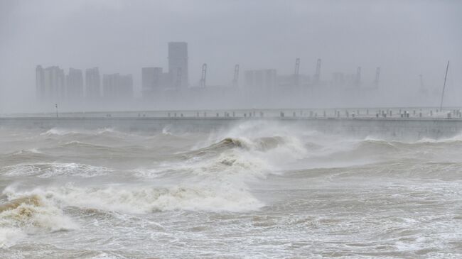 Шторм у побережья провинции Хайнань, КНР. 5 октября 2025
