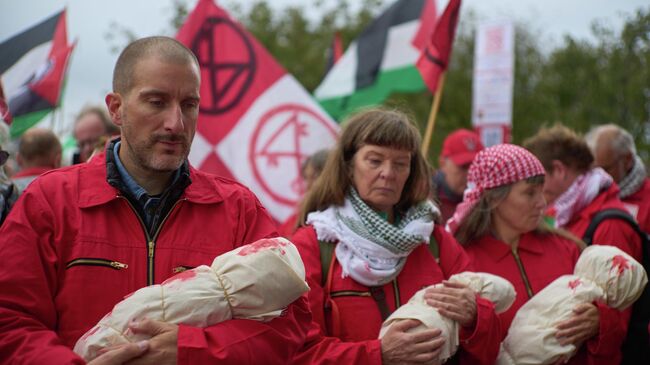 Участники демонстрации в Амстердаме