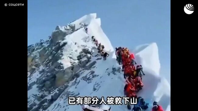 Около тысячи человек оказались в ловушке на восточном склоне Эвереста в Тибете